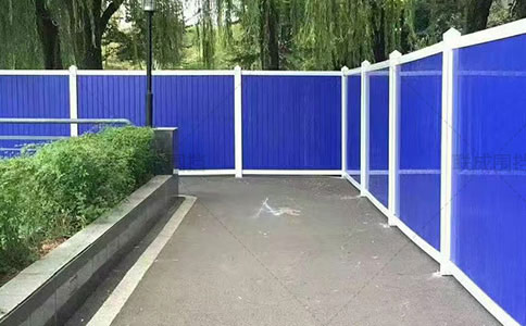 工地圍擋多少錢一米？PVC、彩鋼哪種更劃算？